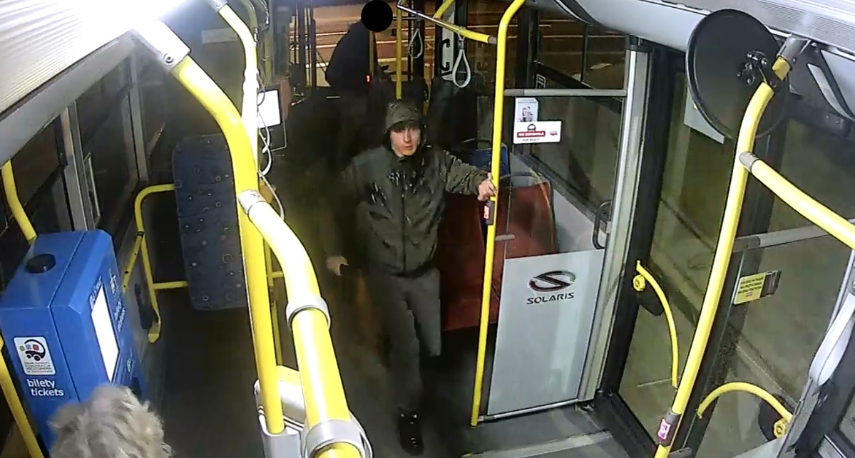 Siekiera w „dziewiątce”. Policja publikuje zdjęcia i szuka sprawców